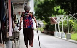 Con cái biếu cha mẹ tiền hàng tháng giữa thời kỳ lạm phát: Ít hay nhiều đều không đếm được