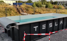 Tesla đặt hồ bơi "thùng rác" tại trạm sạc Supercharger