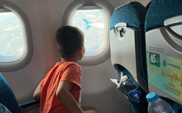 Màn ‘giao dịch’ của cậu bé lần đầu đi máy bay không được ngồi gần cửa sổ gây sốt