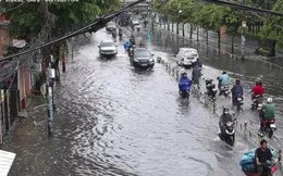 CLIP: Đầu ngày mưa lớn ở TP HCM, nhiều người trễ làm