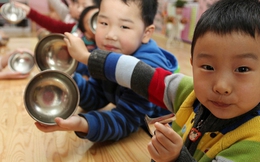 Bố mẹ làm 3 điều đơn giản này, con chắc chắn học được tính tiết kiệm
