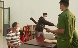 Sau va chạm giao thông, 2 cha con vác dao chém người tới tấp