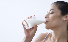 7 trường hợp không nên uống nhiều sữa, kể cả người... gãy xương