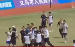 Video: Cầu thủ Trung Quốc đuổi đánh trọng tài chạy vòng quanh sân