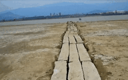 Hồ nước ngọt lớn nhất Trung Quốc khô cạn bất thường khiến cây cầu 400 năm lộ ra hoàn toàn