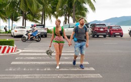 Cảnh trái ngược: Ngày vắng lặng, đêm đông nghẹt ở Nha Trang dịp Tết