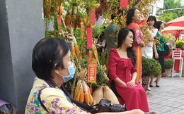 Thợ chụp ảnh mòn mỏi mưu sinh giữa phố ông đồ dịp cận Tết