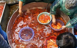 Chợ cá Yên Sở rực sắc đỏ, nhộn nhịp trước ngày cúng ông Công - ông Táo