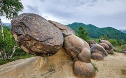 Những tảng đá bí ẩn biết ‘sinh nở’ ở Romania