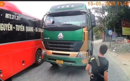 Clip TNGT: "Chiếc dép bay" cho tài xế vượt ẩu