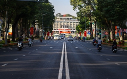Thành phố Hồ Chí Minh vắng vẻ vào sáng 30 Tết