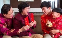 Thấy cháu trai đang cầm một tập phong bao lì xì, bà nội thỏ thẻ hỏi 1 câu khiến người mẹ giận đỏ bừng mặt