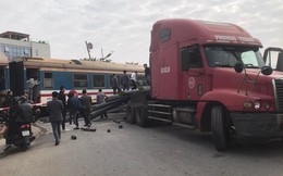 Tàu hỏa ‘cắt đôi’ xe ô tô đầu kéo tại Hà Nội
