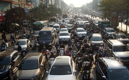Hơn 9 giờ sáng ô tô vẫn nhích từng mét, giao thông Thủ đô trở lại 'bình thường'