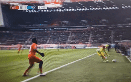 Pha sửa sai thông minh của thủ môn Hà Lan khiến cả thế giới tròn mắt