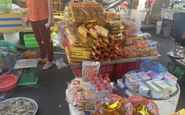 Bà nội trợ bất ngờ với giá cả đồ cúng Thần Tài