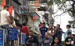 "Cà phê đường tàu" ở Hà Nội vẫn mở cửa đón khách Tây bất chấp có chốt trực