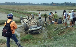 Đằng sau những bức ảnh TNGT: Ford Ranger lật ngửa giữa đồng vì tốc độ cao