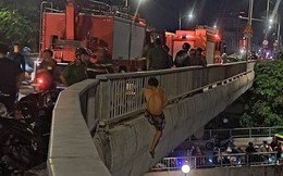 Giải cứu người đàn ông đu lan can cầu tự tử giữa đêm khuya
