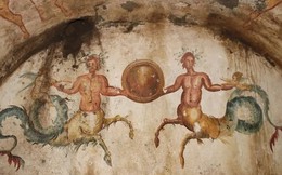 Phát hiện hình vẽ chó săn địa ngục và nhân mã thần thoại trên ngôi mộ 2.200 năm tuổi