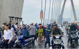 Cứu nam thanh niên nhảy cầu Nhật Tân xuống sông Hồng
