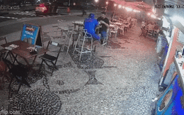 Đang ngồi ở quán bar, khách hàng bỏ chạy tán loạn khi các tay súng nã đạn khiến 3 bác sĩ tử vong