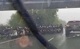 Báo Tây cảnh báo một hình ảnh rất đỗi quen thuộc ở Việt Nam: Cứ mưa là thấy cảnh gây tranh cãi này
