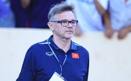 Lo lắng cho Văn Hậu và Quang Hải, HLV Troussier "cầu viện" bác sĩ từ PSG