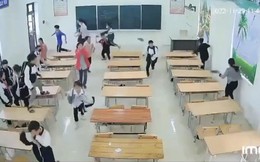Vụ cô giáo bị nhiều học sinh nhốt, ném dép: Xuất hiện thêm clip cô giáo cầm giày đuổi cả lớp chạy tán loạn