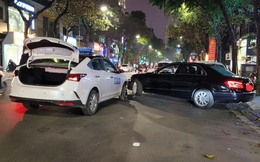 Đằng sau những bức ảnh TNGT: Ra xe bất cẩn, Mercedes-Benz bị taxi đâm vỡ đèn pha