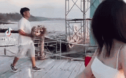 Trầm trồ trước màn cầu hôn HOT nhất mùa Valentine 2023, khiến hàng triệu trái tim thổn thức