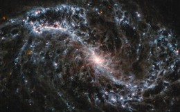 NASA chụp được thứ có trong khói lửa, nhựa đường ở 4 thiên hà khác