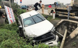 Đằng sau những bức ảnh TNGT: Mất lái, Toyota Hilux lao thẳng xuống mương