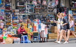 Vỉa hè Hà Nội bị chiếm, người đi bộ bị đẩy xuống lòng đường