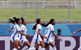 Cầu thủ nữ cởi áo ăn mừng khi giúp đội nhà giành quyền dự World Cup