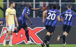 Thắng trận, cầu thủ Inter Milan vẫn xích mích trên sân đấu