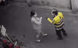 Mâu thuẫn vì 10.000 đồng, cô gái bị tài xế dùng mũ bảo hiểm "phang" vào đầu, dân mạng tranh cãi