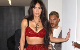 Kim Kardashian phải vịn tường để bước đi vì mặc váy bó