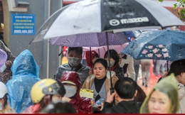 Hà Nội: Đội mưa đi lễ phủ Tây Hồ ngày Rằm tháng Giêng