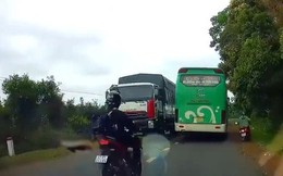 CLIP: Thót tim với xe khách vượt ẩu, ép xe máy ngã xuống đường