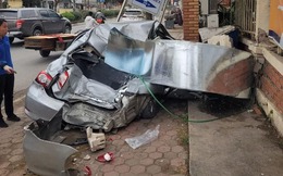 Đằng sau những bức ảnh TNGT: Hình ảnh kinh hoàng khi cuộn thép "là phẳng" Toyota Altis đang đỗ