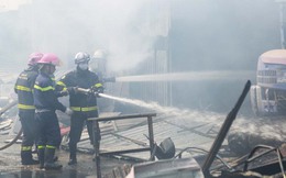 Hà Nội: Cháy lớn thiêu rụi kho vật liệu xây dựng cạnh cây xăng tại Tây Mỗ