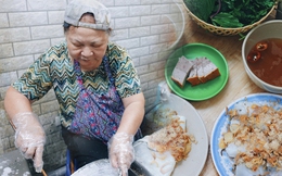 Hàng bánh cuốn nhân thịt gà "độc nhất vô nhị" ở Hà Nội, khách Tây và khách Việt đến nườm nượp mỗi ngày