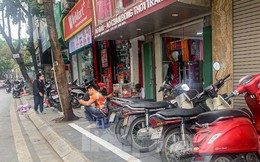 Vạch kẻ đường chia đôi vỉa hè Hà Nội, phần dành cho người đi bộ chỉ rộng 'một viên gạch'
