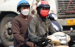 Hà Nội nắng nóng 37 độ C, người dân mặc đồ kín mít như Ninja để tránh nắng