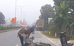 Clip người đàn ông chạy xe máy cướp điện thoại của cô gái đi đường ở Nghệ An