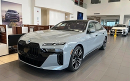 BMW 7-Series và X7 2023 lần đầu lộ diện tại Việt Nam: Bộ đôi xe sang từng gây tranh cãi vì đèn pha na ná VinFast, đấu S-Class và GLS