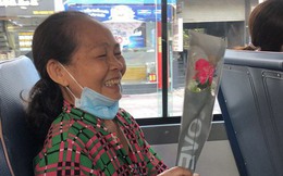 Clip dễ thương: Chị bán hàng, cô công nhân bất ngờ nhận quà trên xe buýt
