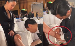 Phan Hiển bị nói 'làm màu' khi cúi người đi giày cho vợ, Khánh Thi nói gì?