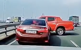 Clip TNGT: Tưởng bán tải như "hổ báo" nhưng cuối cùng vẫn bị xe nhỏ đâm quay ngang giữa đường đầy tủi hổ